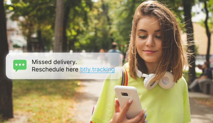 tekstmeldings- og samtalebeskyttelse – en kvinne sjekker meldingene på mobilen